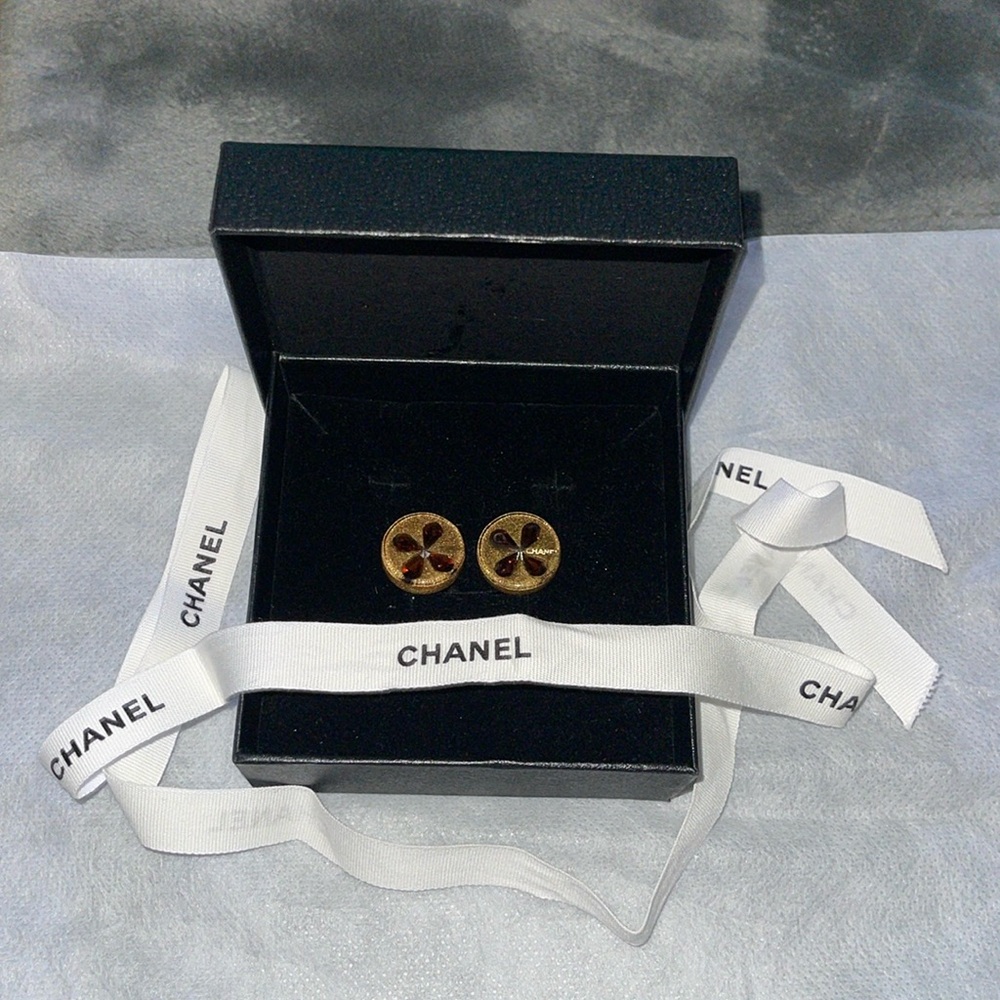 Preloved Chanel vintage brown clover earrings gorgeous very good condition.